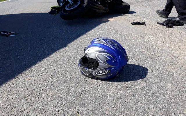 Na Jindřichohradecku se srazilo nákladní auto s motorkou. Silnice je uzavřená