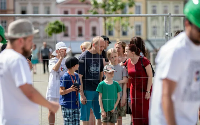 V Budějcích začal sochařský festival, sochy tiskne i robot