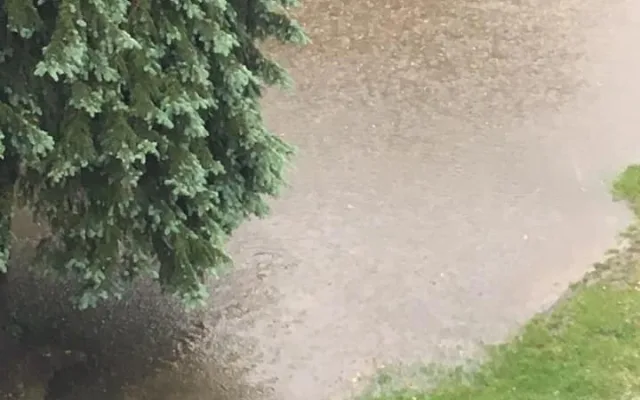 Jihem se prohnaly bouřky a kroupy. Hasiči evakuovali lidi z rodinného domu