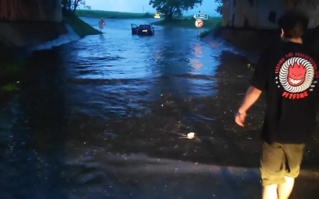 Jihem se prohnaly bouřky a kroupy. Hasiči evakuovali lidi z rodinného domu