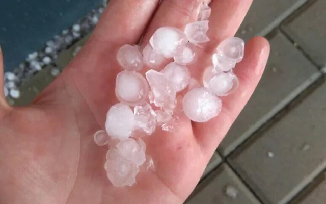 Jihem se prohnaly bouřky a kroupy. Hasiči evakuovali lidi z rodinného domu