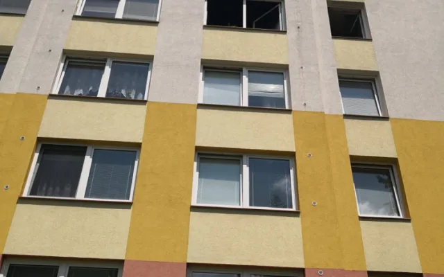 V paneláku v ulici Jana Buděšínského hořel byt. Škoda se vyšplhala ke sto tisícům