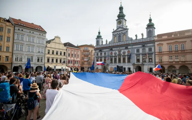 Budějcké náměstí znovu zaplnily stovky lidí