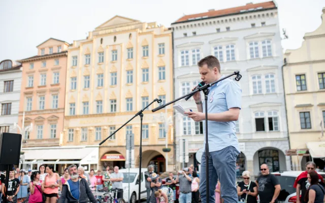 Budějcké náměstí znovu zaplnily stovky lidí