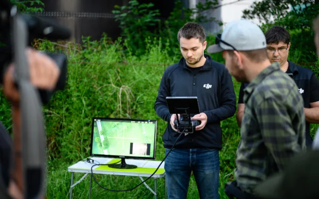 Ročně zemřou při sečení desítky tisíc srnčat. Dobrovolníci je zachraňují i pomocí dronů.