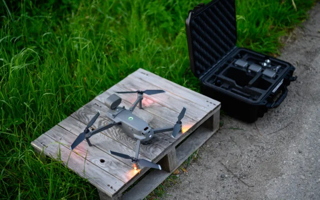 Ročně zemřou při sečení desítky tisíc srnčat. Dobrovolníci je zachraňují i pomocí dronů.