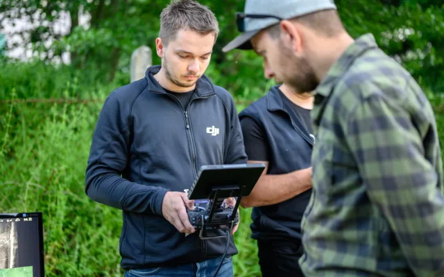 Ročně zemřou při sečení desítky tisíc srnčat. Dobrovolníci je zachraňují i pomocí dronů.