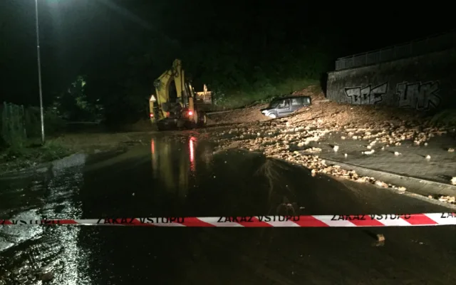 Noční bouřky nejvíce řádily na Táborsku. Pod masivem půdy skončilo auto