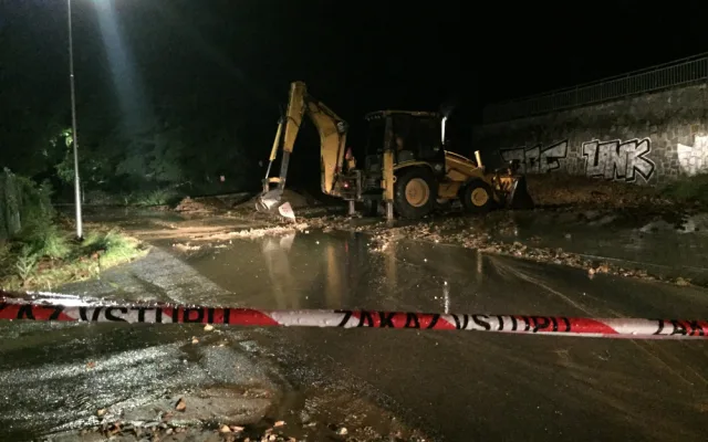 Noční bouřky nejvíce řádily na Táborsku. Pod masivem půdy skončilo auto