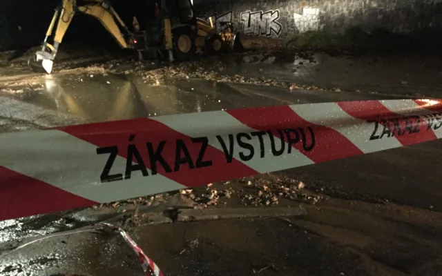 Noční bouřky nejvíce řádily na Táborsku. Pod masivem půdy skončilo auto
