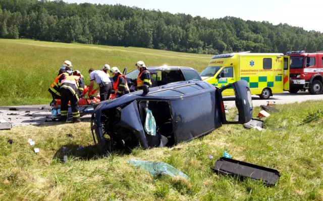 Při vážné dopravní nehodě na Českobudějovicku se těžce zranili tři lidé. Na místě přistával vrtulník