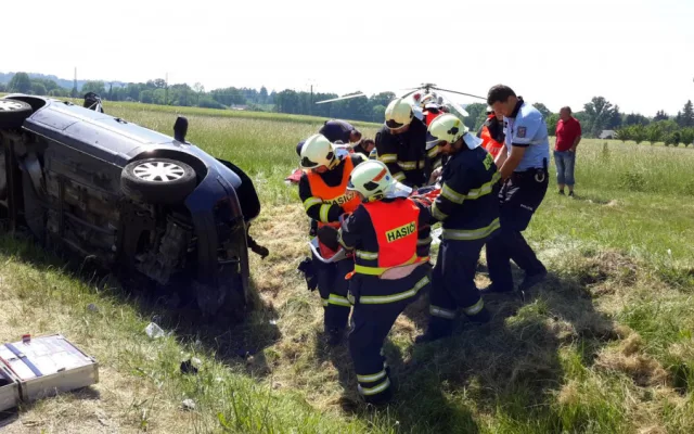 Při vážné dopravní nehodě na Českobudějovicku se těžce zranili tři lidé. Na místě přistával vrtulník