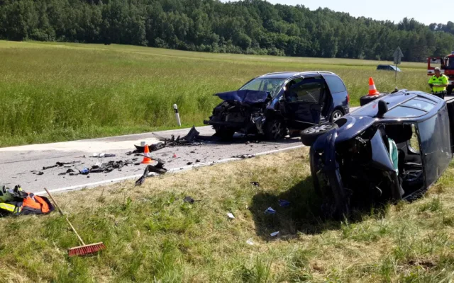 Při vážné dopravní nehodě na Českobudějovicku se těžce zranili tři lidé. Na místě přistával vrtulník