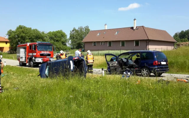 Při vážné dopravní nehodě na Českobudějovicku se těžce zranili tři lidé. Na místě přistával vrtulník