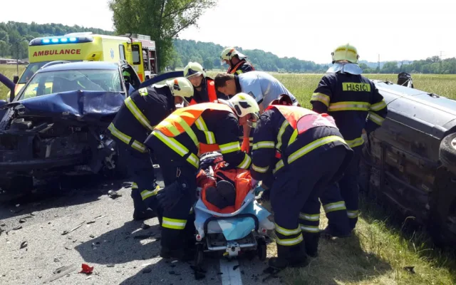 Při vážné dopravní nehodě na Českobudějovicku se těžce zranili tři lidé. Na místě přistával vrtulník