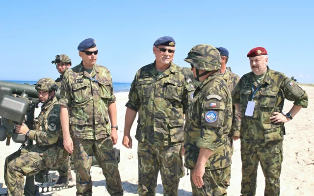 Strakoničtí vojáci vedli na Baltu taktickou střelbu ve dne i v noci