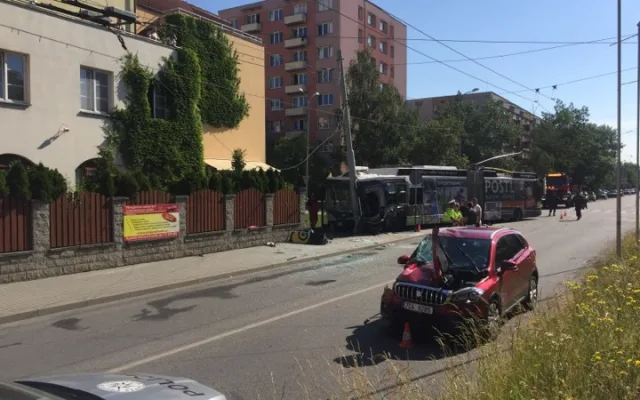 Na Máji havaroval trolejbus. Nehoda si vyžádala několik zraněných
