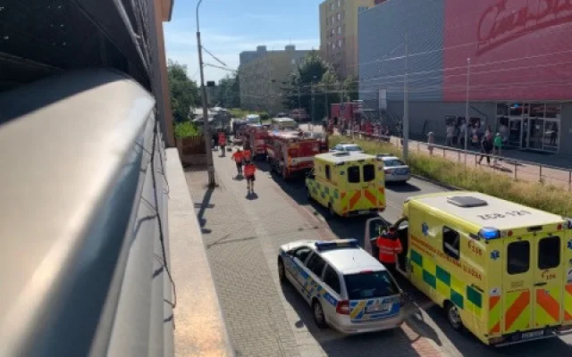 Na Máji havaroval trolejbus. Nehoda si vyžádala několik zraněných
