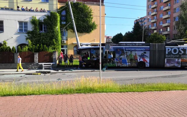 Na Máji havaroval trolejbus. Nehoda si vyžádala několik zraněných
