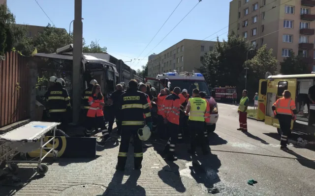 Na Máji havaroval trolejbus. Nehoda si vyžádala několik zraněných