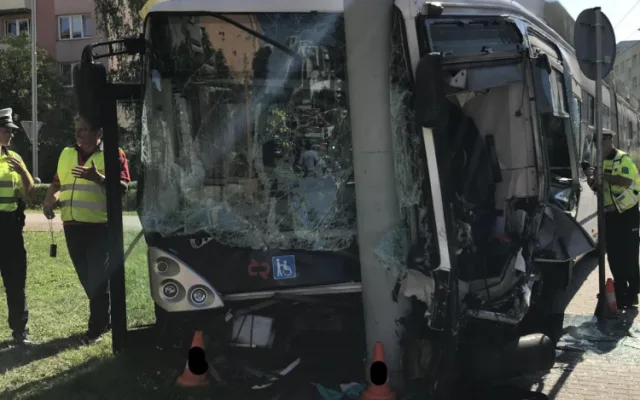 Na Máji havaroval trolejbus. Nehoda si vyžádala několik zraněných