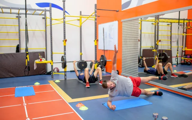 Hokejisté Motoru se intenzivně připravují na další sezónu. Kondičku nabírají ve Sportcentru Delfín