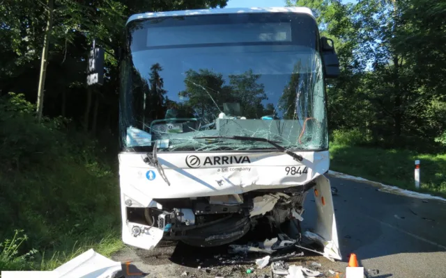 Na Prachaticku se srazil osobák s autobusem. U řidiče osobáku byl pozitivní test na drogy