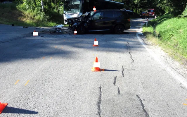 Na Prachaticku se srazil osobák s autobusem. U řidiče osobáku byl pozitivní test na drogy