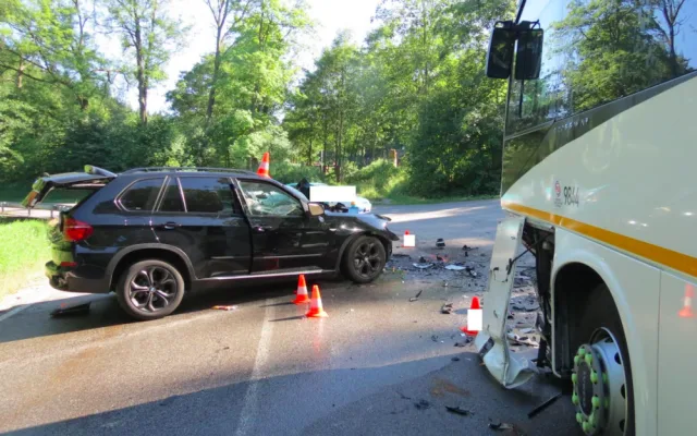 Na Prachaticku se srazil osobák s autobusem. U řidiče osobáku byl pozitivní test na drogy