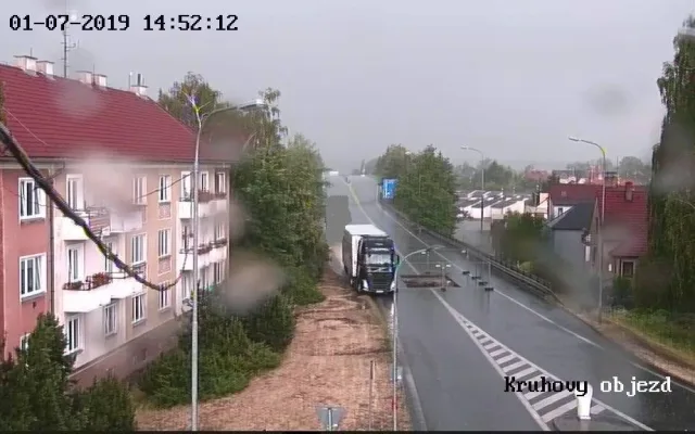 Řidič kamionu si s uzavírkou silnice v Třeboni těžkou hlavu nedělal. Odstranil zábrany a jel