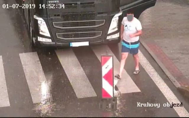 Řidič kamionu si s uzavírkou silnice v Třeboni těžkou hlavu nedělal. Odstranil zábrany a jel