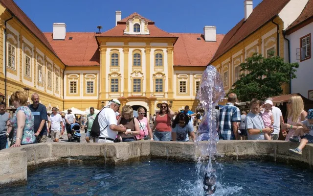 Nádvoří a řemeslný jarmark malé2