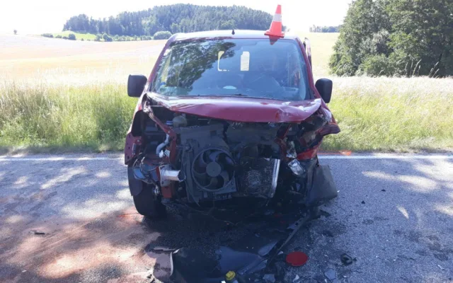 Na Strakonicku se srazila dvě auta. Jedna osoba zemřela, další tři jsou těžce zranění