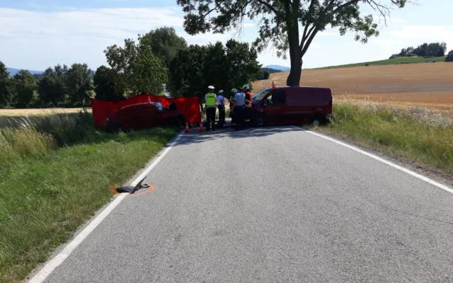 Na Strakonicku se srazila dvě auta. Jedna osoba zemřela, další tři jsou těžce zranění