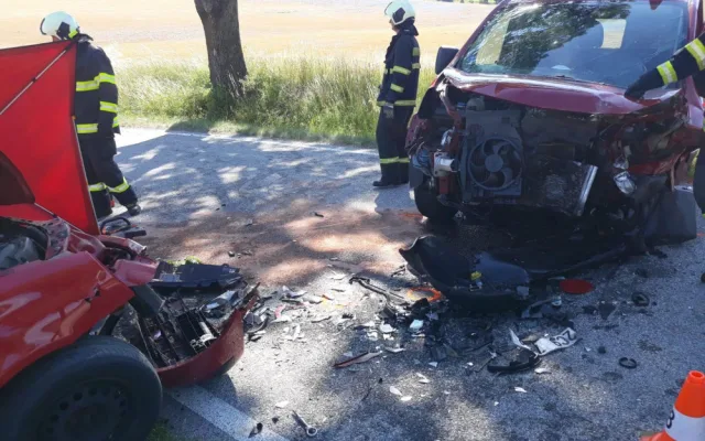 Na Strakonicku se srazila dvě auta. Jedna osoba zemřela, další tři jsou těžce zranění