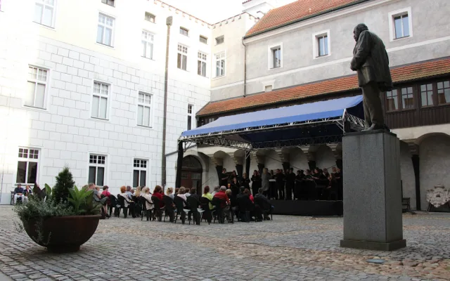 Detroitští Cantata Academy Chorale pohladili na nádvoří budějcké radnice po duši