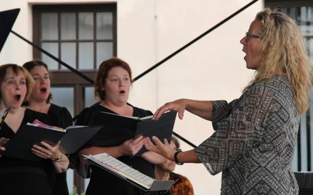 Detroitští Cantata Academy Chorale pohladili na nádvoří budějcké radnice po duši