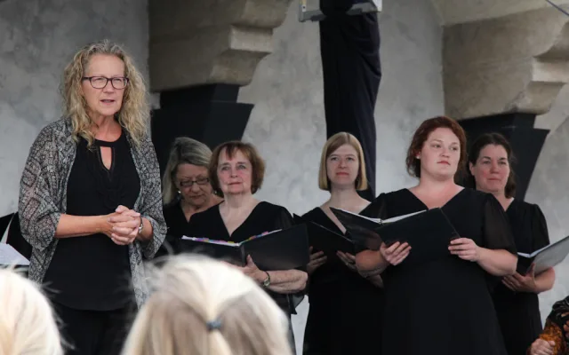 Detroitští Cantata Academy Chorale pohladili na nádvoří budějcké radnice po duši