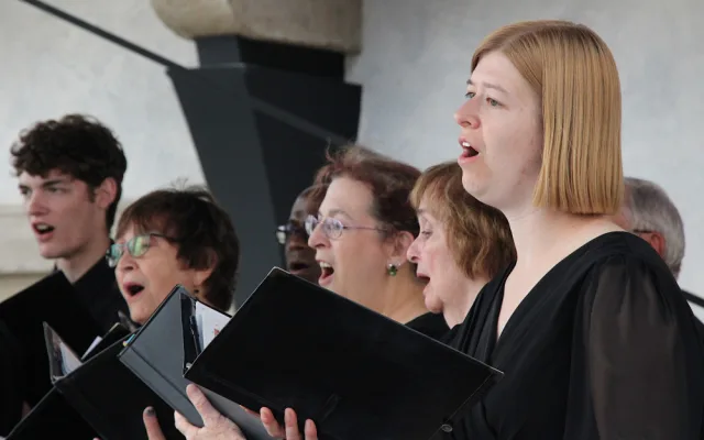 Detroitští Cantata Academy Chorale pohladili na nádvoří budějcké radnice po duši