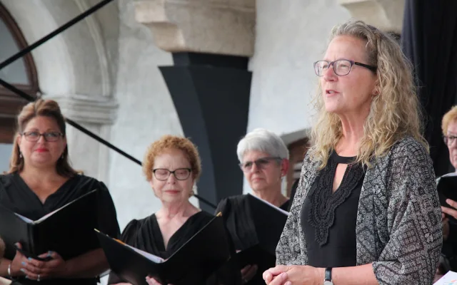 Detroitští Cantata Academy Chorale pohladili na nádvoří budějcké radnice po duši