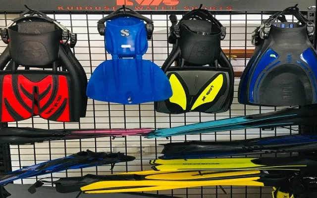 I výbava k vodě se vyplatí kupovat u odborníků. Jednou z možností je kamenný obchod a e-shop KWS sports