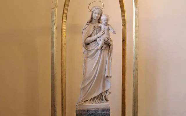 Nepoškozená socha Panny Marie