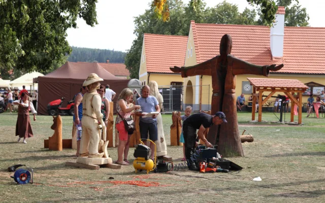 Tradiční Selské slavnosti v Holašovicích každý rok přilákají tisíce návštěvníků a není se čemu divit