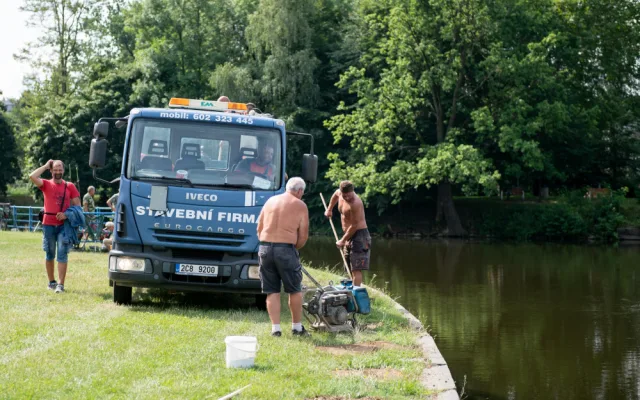 Ze slepého ramene zmizela část zábradlí. Lidé novinku chválí i haní