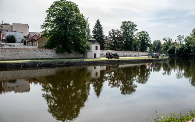 Ze slepého ramene zmizela část zábradlí. Lidé novinku chválí i haní