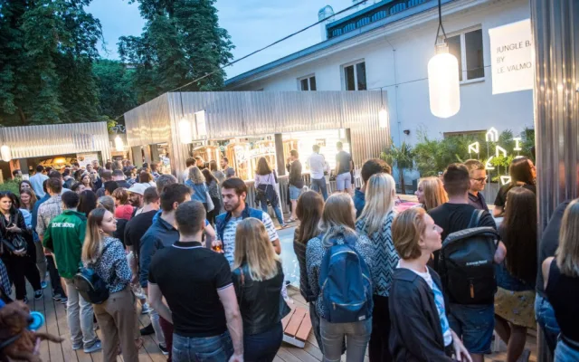 FOTO: Vyrazte na večeři nebo za kulturou bez peněženky. Manifesto má druhou pobočku, kde zaplatíte jen kartou