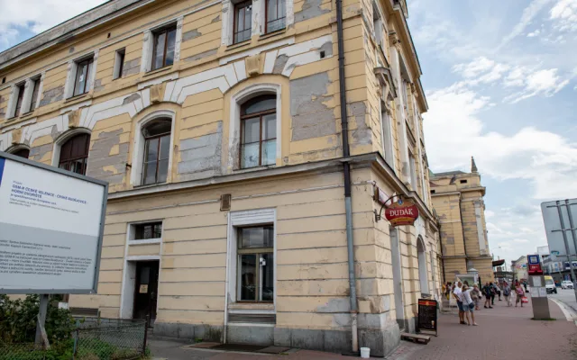 Rekonstrukci už si budova vlakového nádraží opravdu zaslouží.