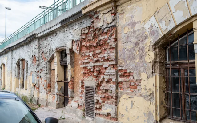 Rekonstrukci už si budova vlakového nádraží opravdu zaslouží.