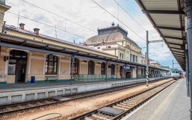 Rekonstrukci už si budova vlakového nádraží opravdu zaslouží.