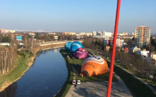 Balóny zahájily sezónu. Poslední březnový den letěly do Novohradských hor